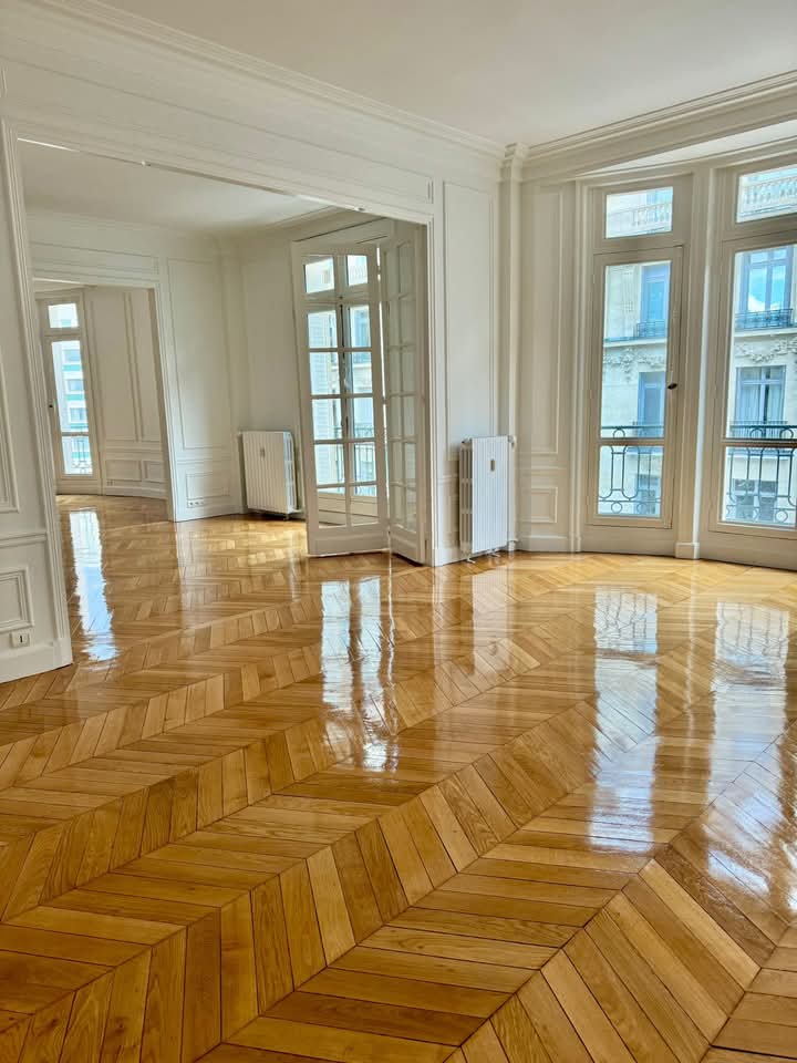 Appartement haussmannien rénové, parquet chevron vernissé