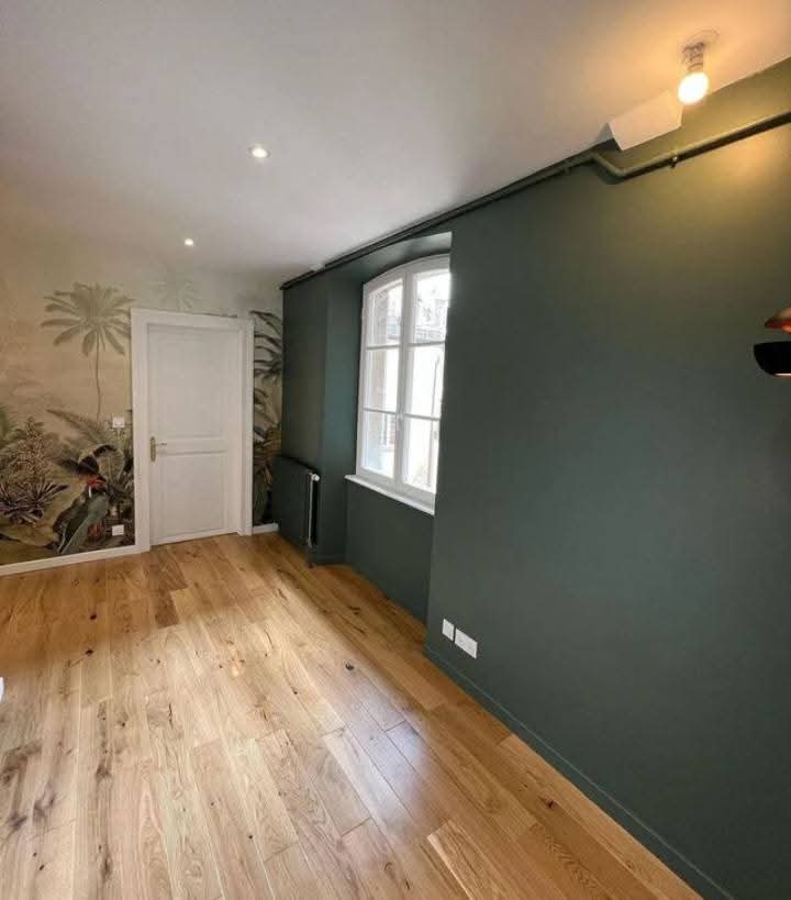 Chambre avec fresque tropicale et mur vert