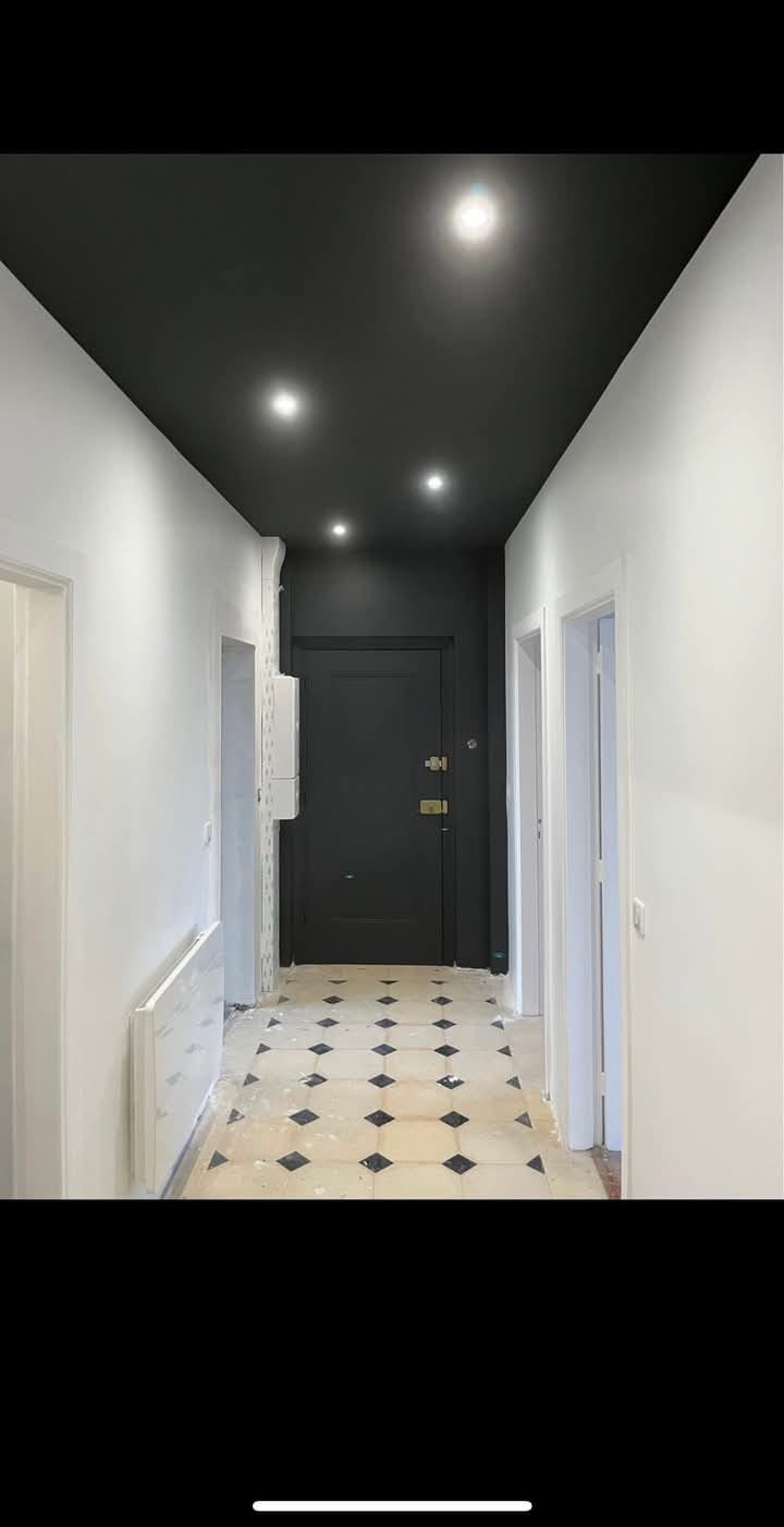 Couloir avec plafond noir mat