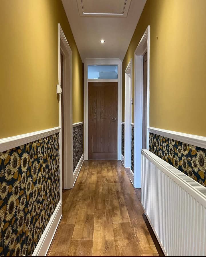 Couloir avec papier peint tournesols et lambris