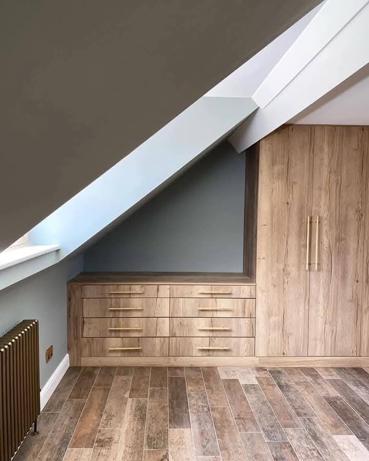 Dressing sur-mesure dans des combles avec mur bleu gris