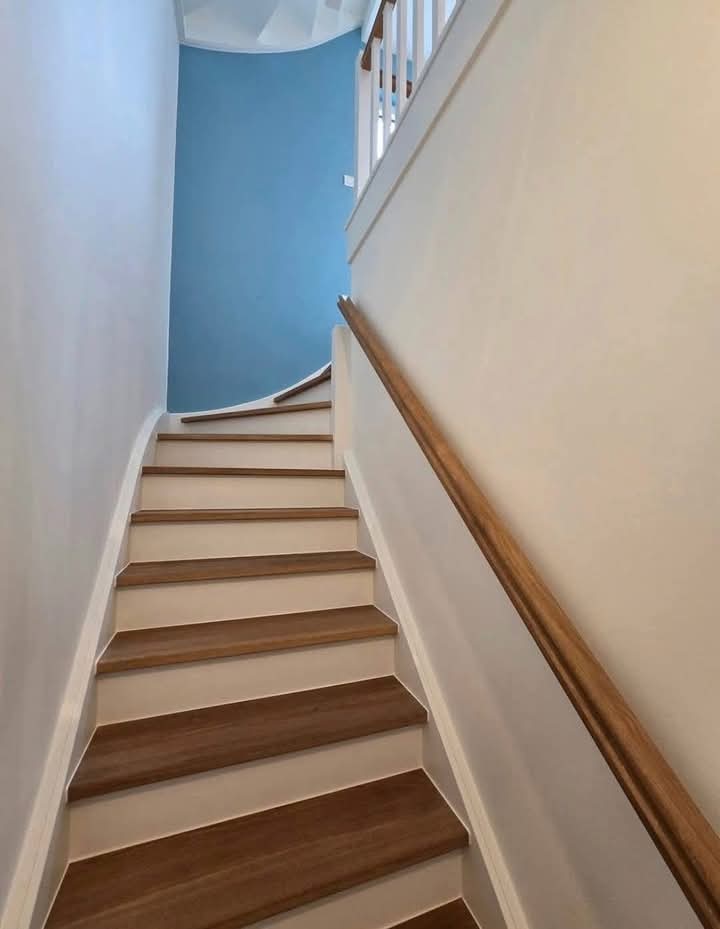 Cage d'escalier rénovée bleu et bois