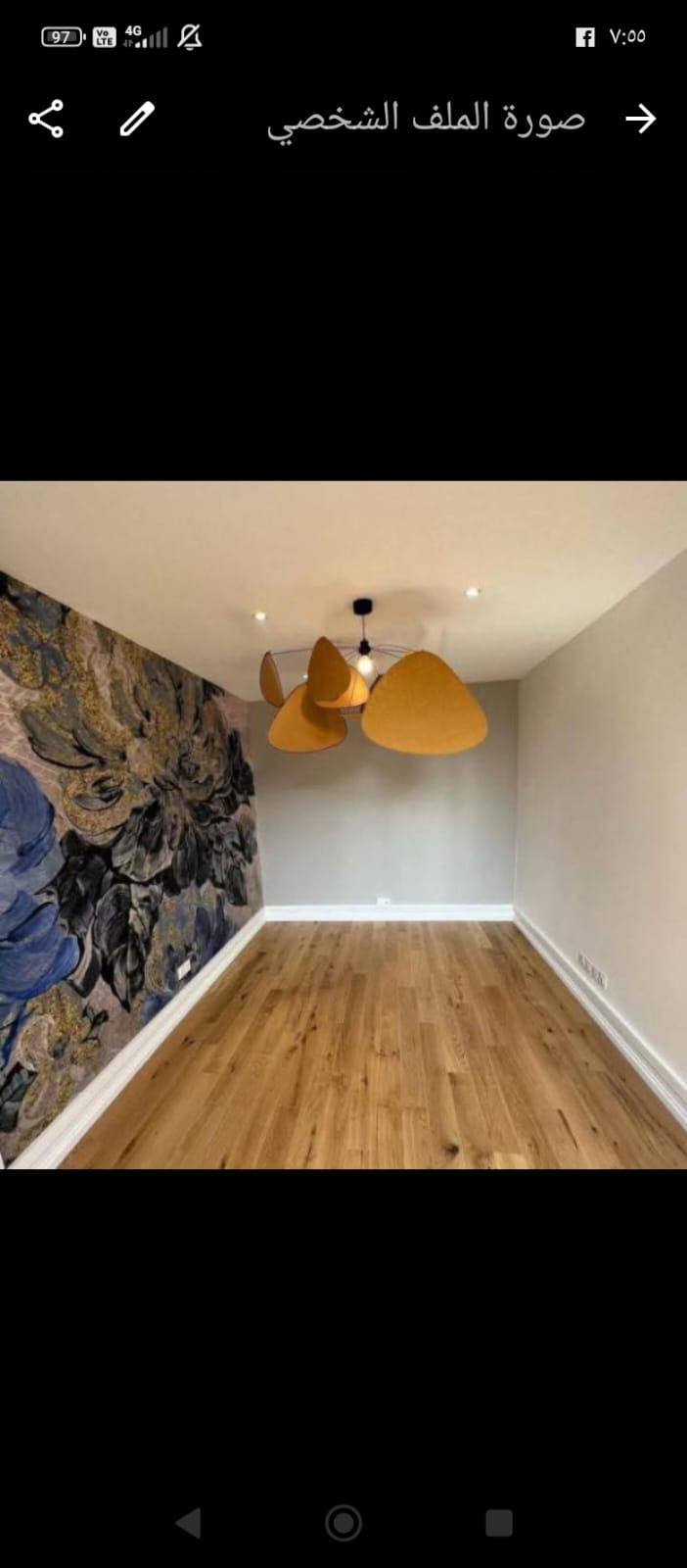 Mur en papier peint floral bleu et or