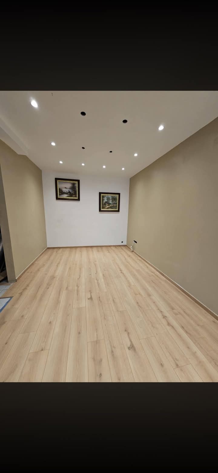 Salon avec spots encastrés et tableaux