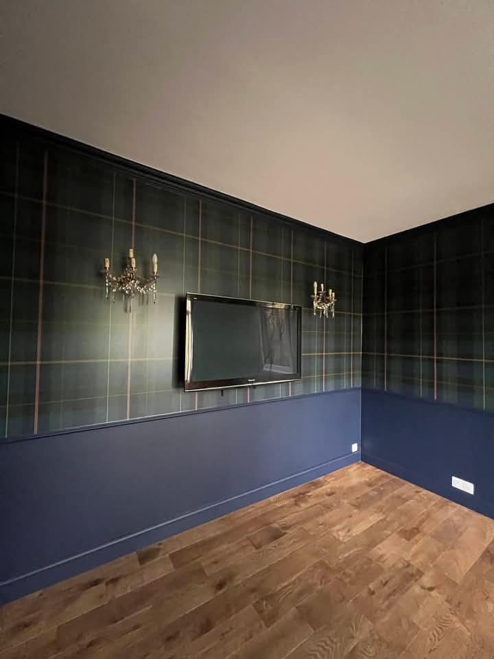 Salon avec papier peint tartan vert